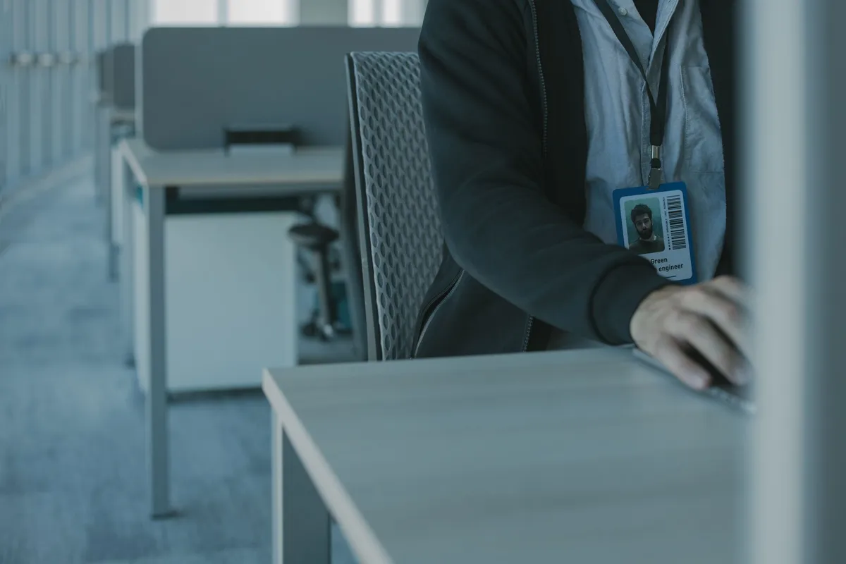 Zero-trust patch agent verifying integrity before deployment