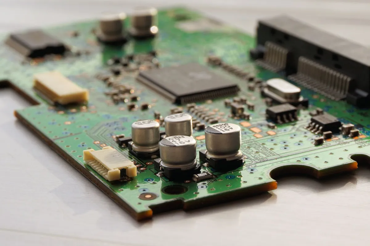 Ising machine hardware prototype with CMOS circuits