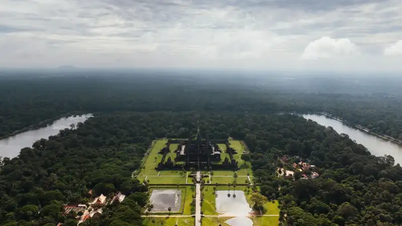 Vista aerea di Angkor Wat e dintorni