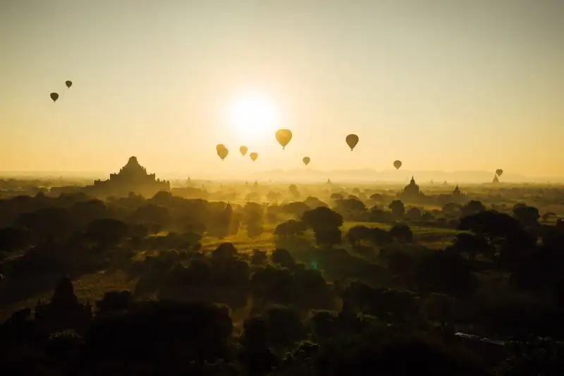Bagan, l'Écho Murmurant d'un Empire de Lumière : Quand la Terre Enfança 10 000 Temples