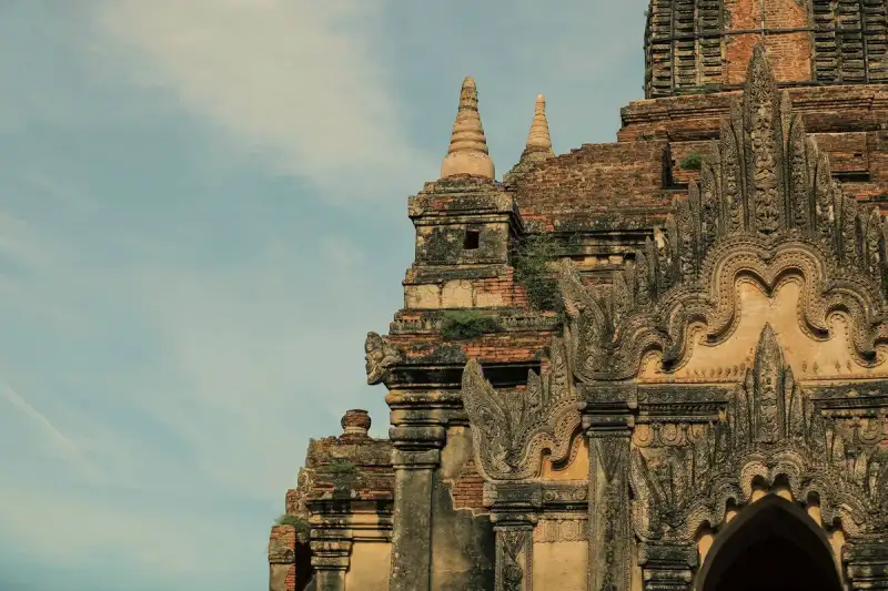 Temples anciens de Bagan au coucher du soleil avec des détails complexes en brique