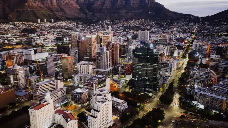 Cape Town: Dove il Tempo si Incontra con l’Oceano e la Storia si Svela tra Montagne Sacre