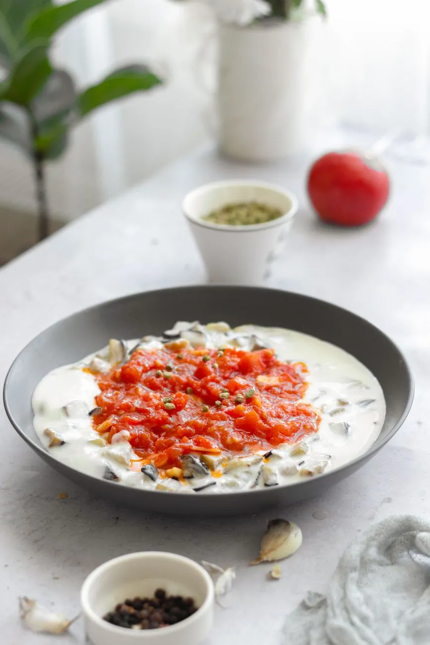 Traditional Turkish mantı served with yogurt and garlic