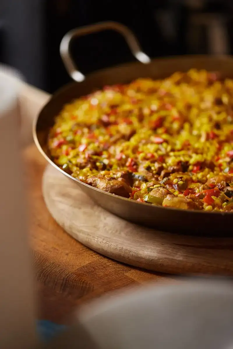 Authentische Paella Valenciana mit Fleisch und Bohnen