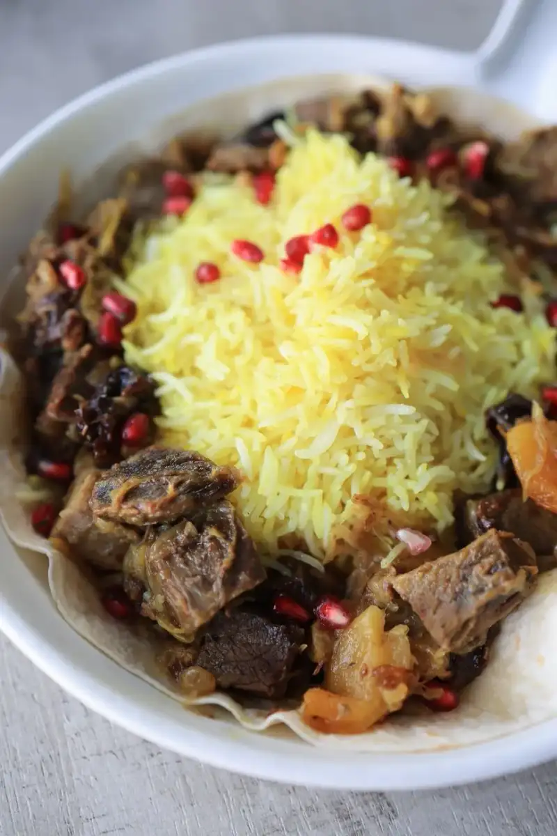 Nahaufnahme von Safran-Reis und Meeresfrüchten