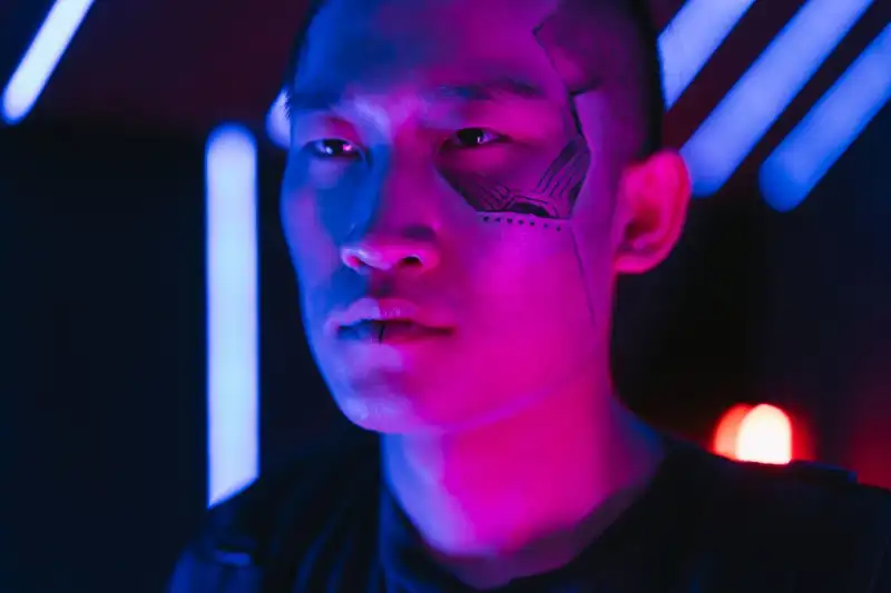 Ein dystopisches Auge beobachtet eine Person in einer dunklen, futuristischen Stadt.