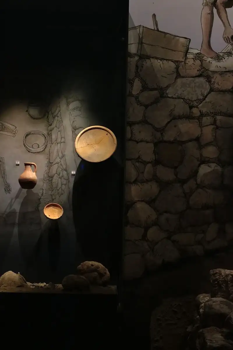 Antike Töpferwaren, die Spuren von Fermentation enthalten, in einem archäologischen Museum ausgestellt