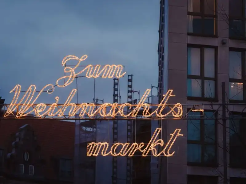 Traditionelles sizilianisches Fischgericht mit groben Meersalzkristallen, frischen Kräutern