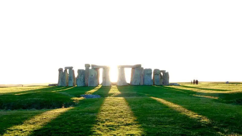 Die steinerne Ewigkeit von Stonehenge: Ein Echo aus prähistorischen Nebeln, das bis heute verweilt
