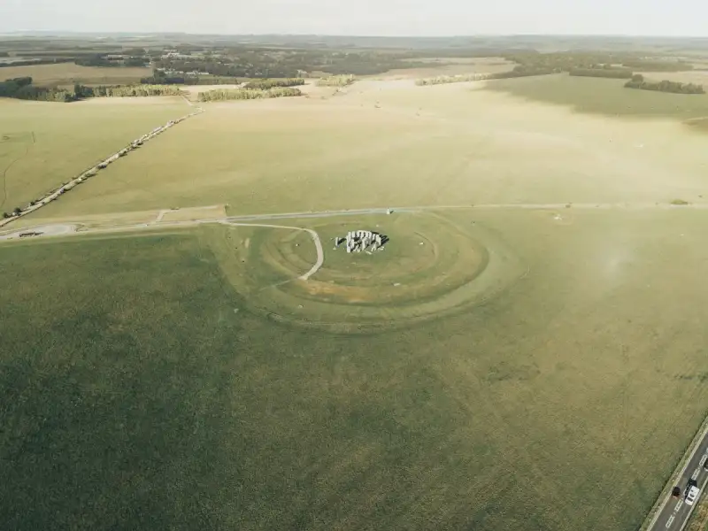 Luftaufnahme der prähistorischen Erdarbeiten und Grabhügel rund um Stonehenge auf der Salisbury Plain, England