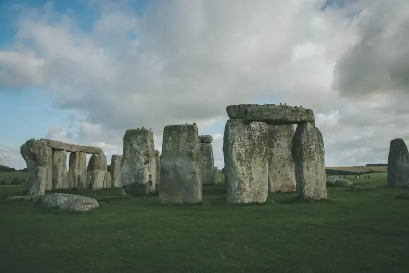 Nahaufnahme eines alten Sarsensteins mit sichtbarer Zapfenverbindung bei Stonehenge, strukturierte, verwitterte Steinoberfläche, historische Ingenieurskunst