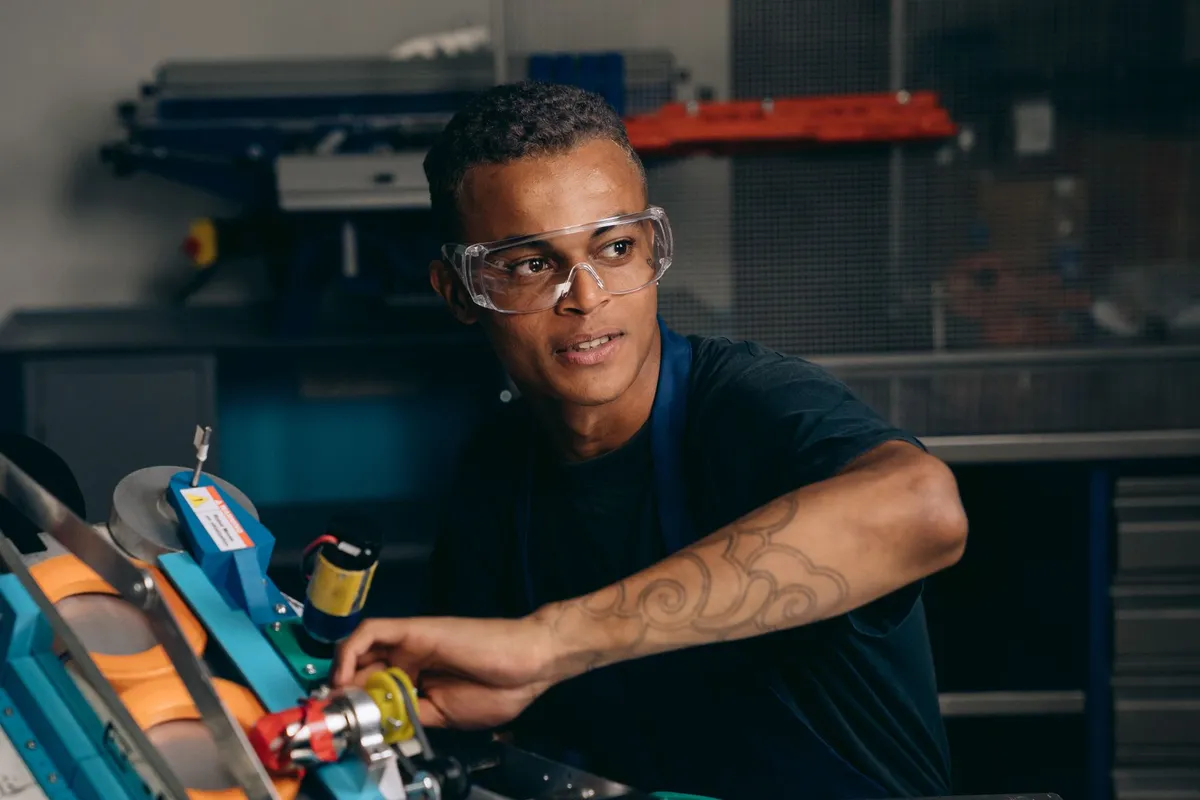 Smart glasses displaying AR overlay for bearing replacement