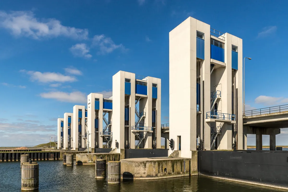 Digital twin of Rotterdam's flood defense system with hydrodynamic simulation