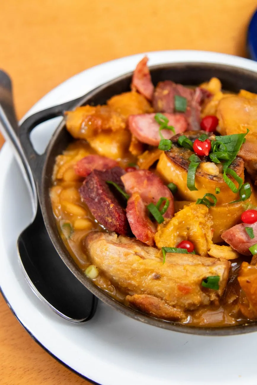 Feijoada: L’Anima Nera del Brasile che Seduce il Mondo