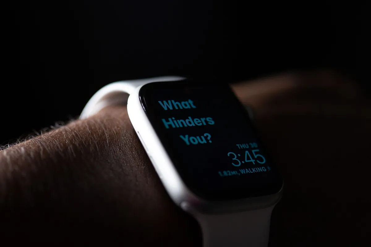 Wearable device displaying predictive health alert
