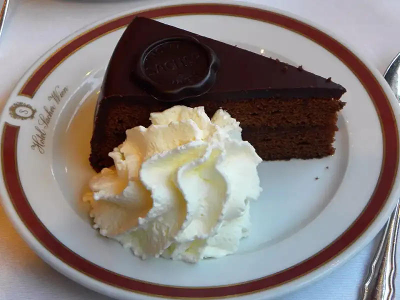 Der Mythos Sachertorte: Ein süßes Meisterwerk der Wiener Kaffeehauskultur