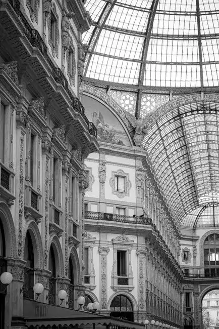 Riproduzione moderna del processo di fermentazione del garum in grandi vasche di terracotta sotto il sole mediterraneo