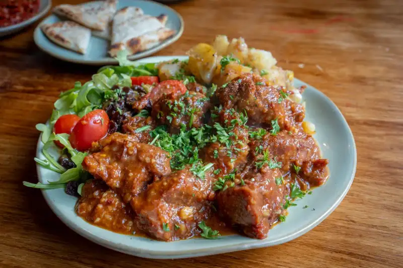Il Misterioso Goulash: Un Viaggio Gastronomico attraverso l'Europa Centrale