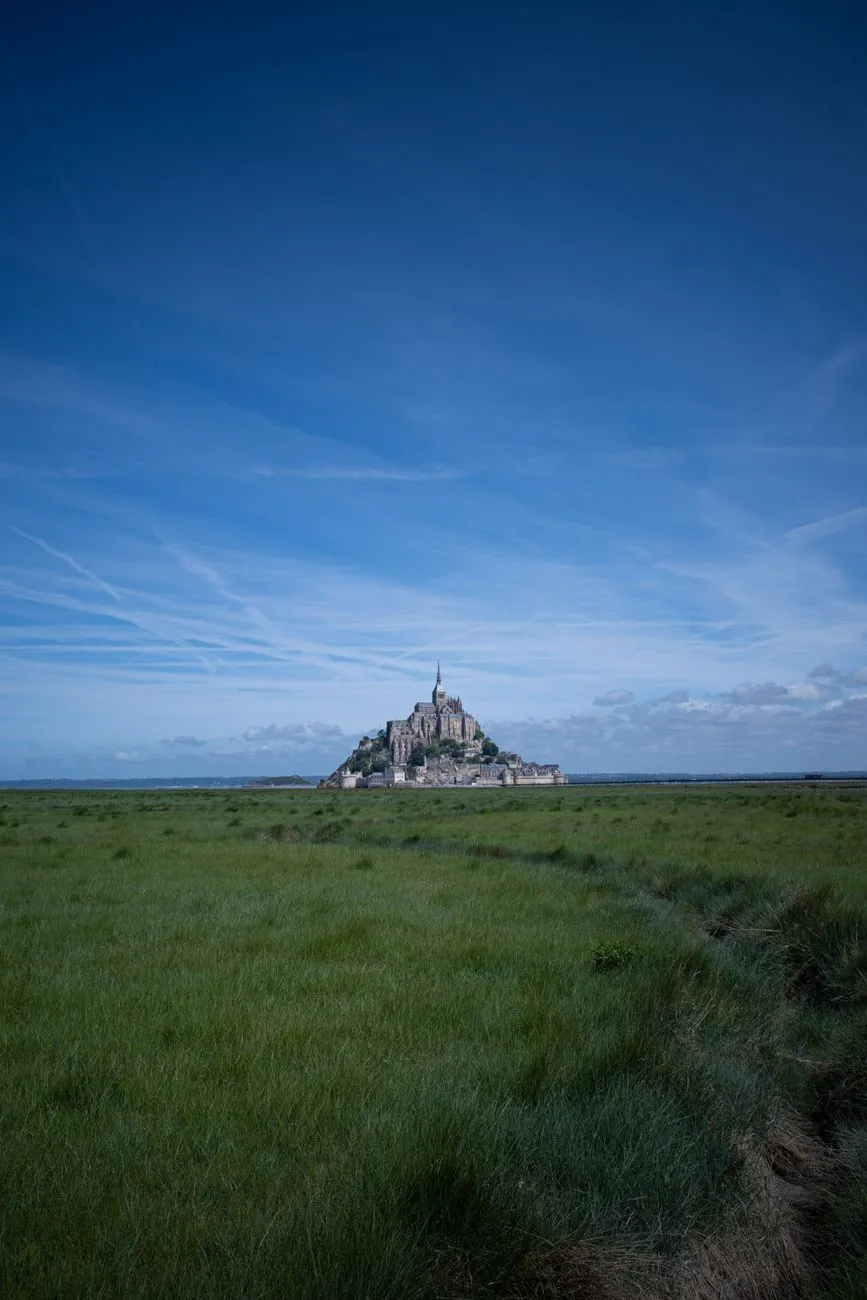 Im Bann der Gezeiten: Wenn Stein und Meer den Mont Saint-Michel umarmen