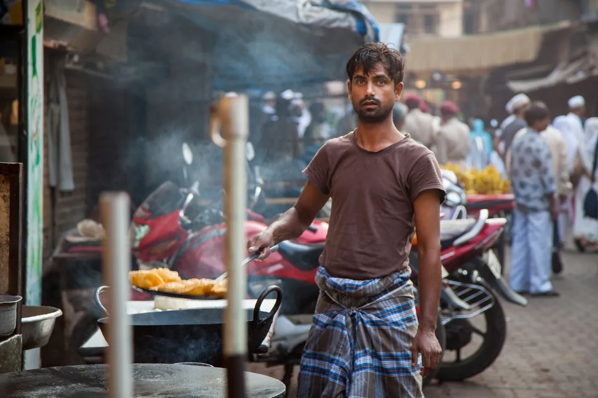 L'Alchimie des Trottoirs : Voyage Sensoriel au Cœur de la Street Food de Mumbai