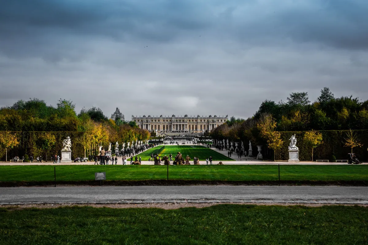 L'Eclissi del Re Sole: Tra gli Specchi e l'Oro di Versailles