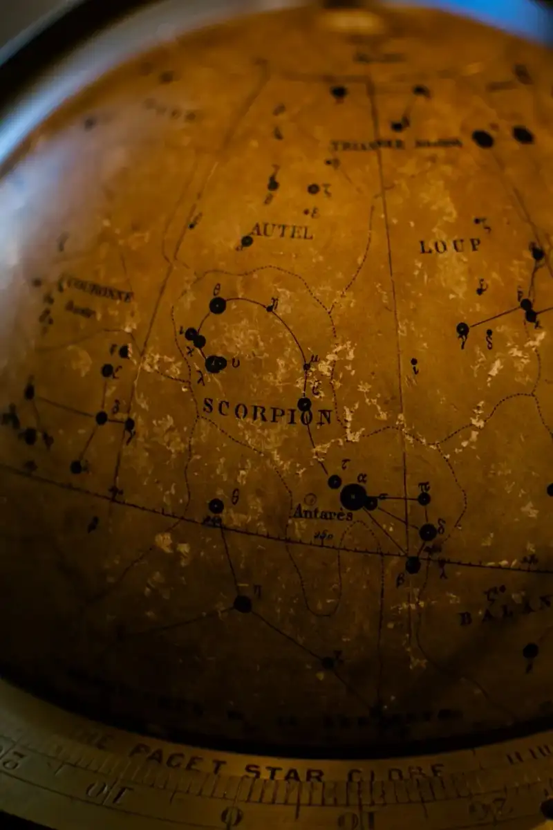 Antico manoscritto con diagrammi astronomici e strumenti di navigazione