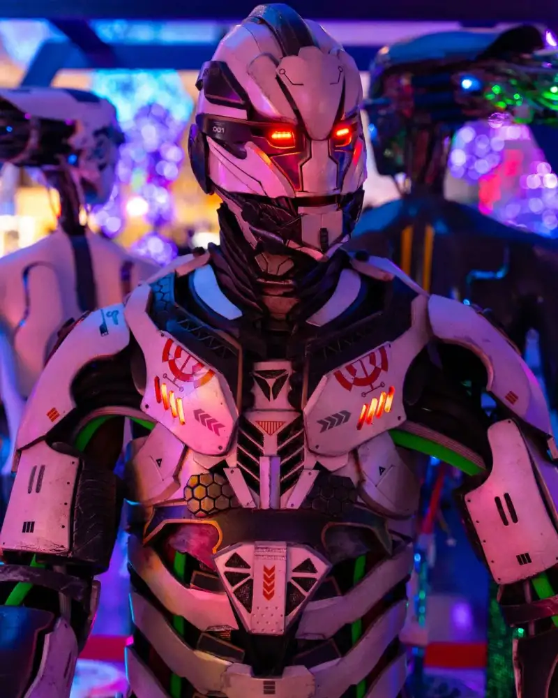 Città cyberpunk illuminata al neon con figure robotiche e pioggia