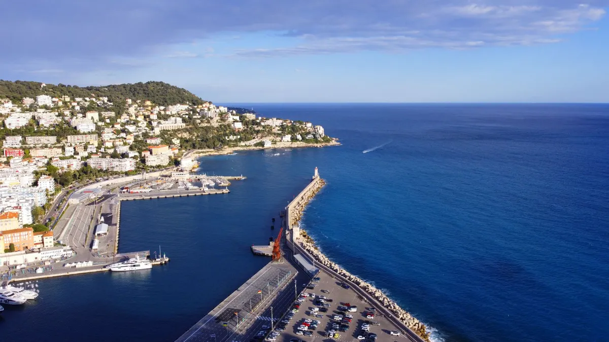 L'Eterna Seduzione della Costa Azzurra: Tra Scogliere di Porfido e Misteri Belle Époque