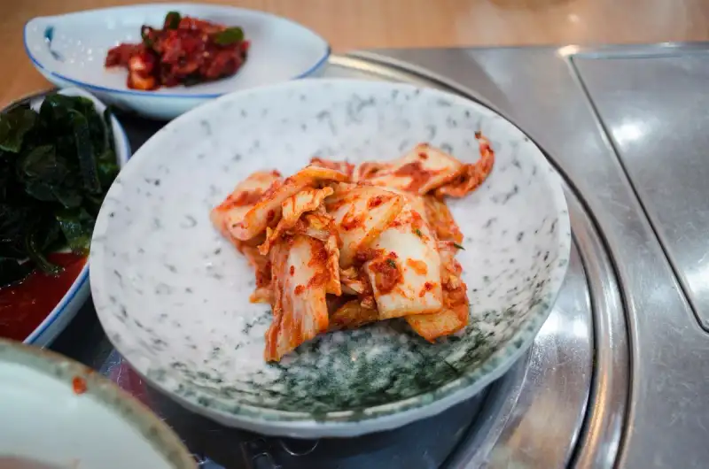 L'Âme Fermentée de la Corée : Odyssée Sensorielle et Historique du Kimchi