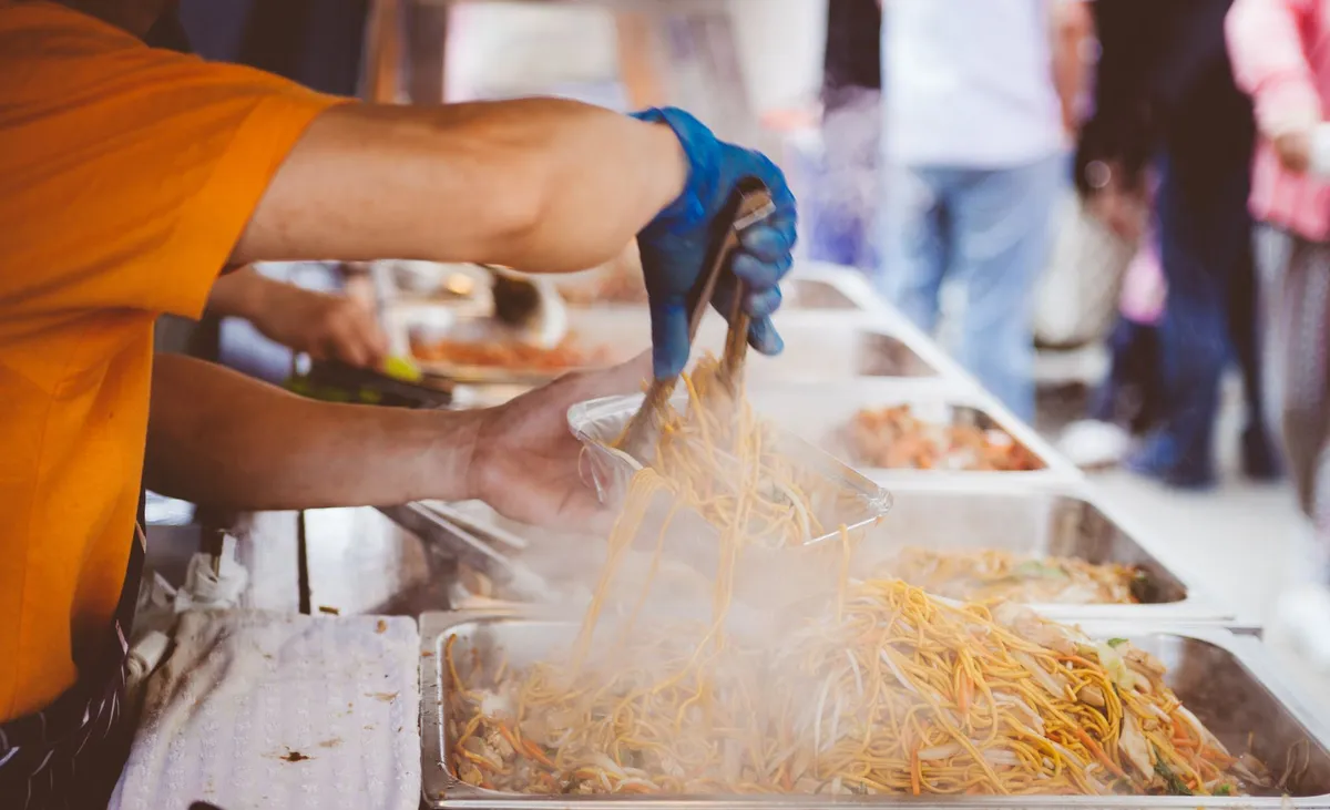 L'Odyssée des Saveurs Nomades : Quand la Rue Devient Table