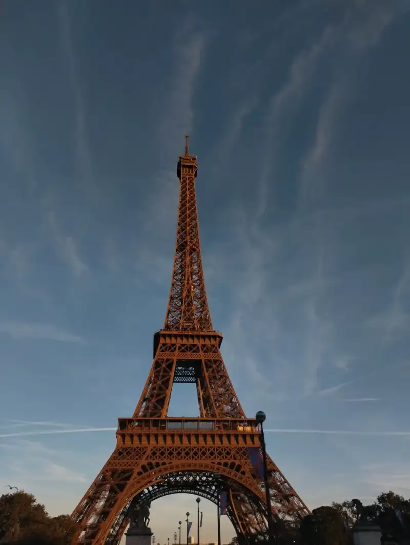 La Signora di Ferro che Sfidò il Cielo: Storie, Segreti e le Ombre Nascoste della Torre Eiffel