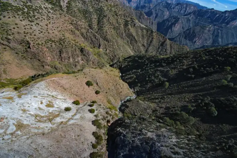 Vista panoramica del canyon della Gravina di Ginosa con abitazioni rupestri e macchia mediterranea