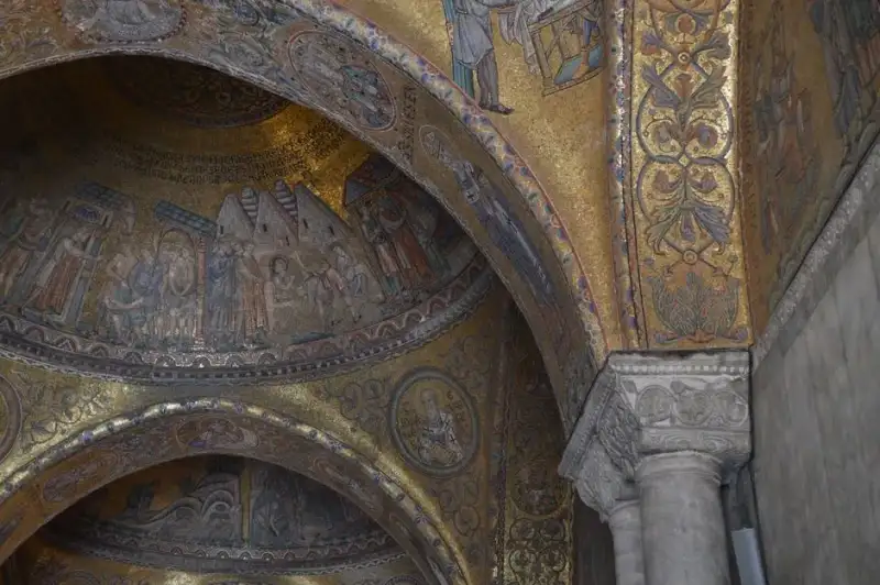 Dettaglio affresco bizantino all'interno di una chiesa rupestre a Mottola Puglia raffigurante un santo
