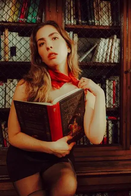 Le Livre Oracle : Plongée dans l'Art Oublié de la Bibliomancie et ses Secrets Murmurés