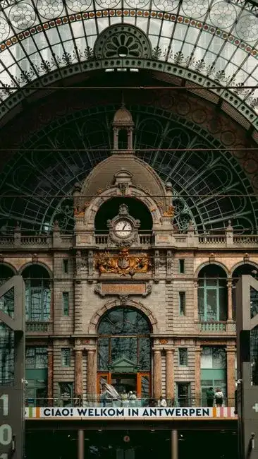 Main antique ouvrant un grand livre relié en cuir au hasard, le doigt pointant une ligne de texte spécifique, fond flou d'un vieux bureau, lumière naturelle