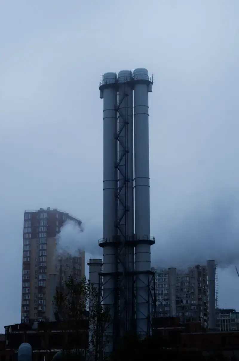 Ancienne usine futuriste avec des machines complexes