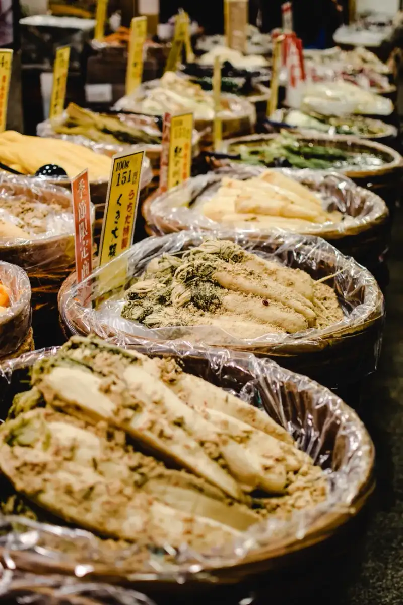 Assortiment traditionnel de funa-zushi de Shiga, illustrant l'ancienne méthode de fermentation du poisson avec du riz, témoignage d'une longue histoire de conservation et de saveur.