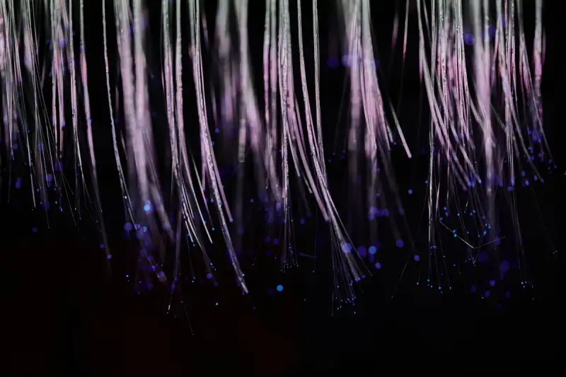 Une main numérisée tente d'intercepter des paquets de données flottant dans un réseau de lumière bleue, symbolisant la surveillance numérique et la censure des flux d'information sur Internet