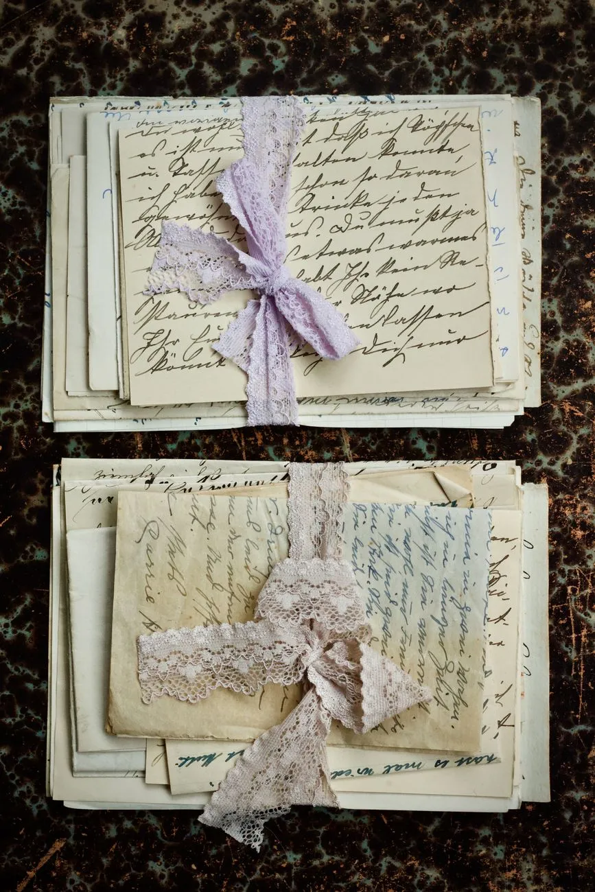 Letters in Ink: Unraveling the Secret Life of the Epistolary Novel