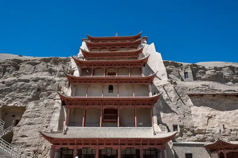 敦煌莫高窟：千年沙海中的信仰与艺术奇迹