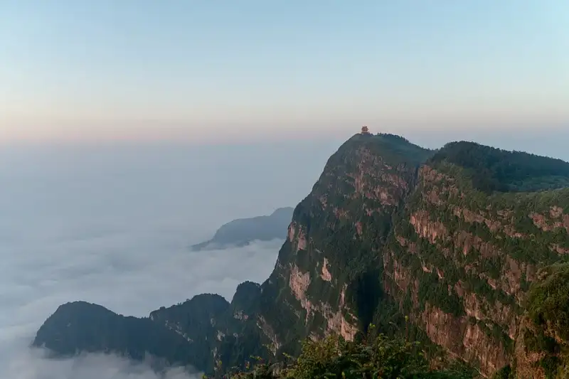 云上佛国，人间仙山：峨眉山的历史、自然与信仰之旅