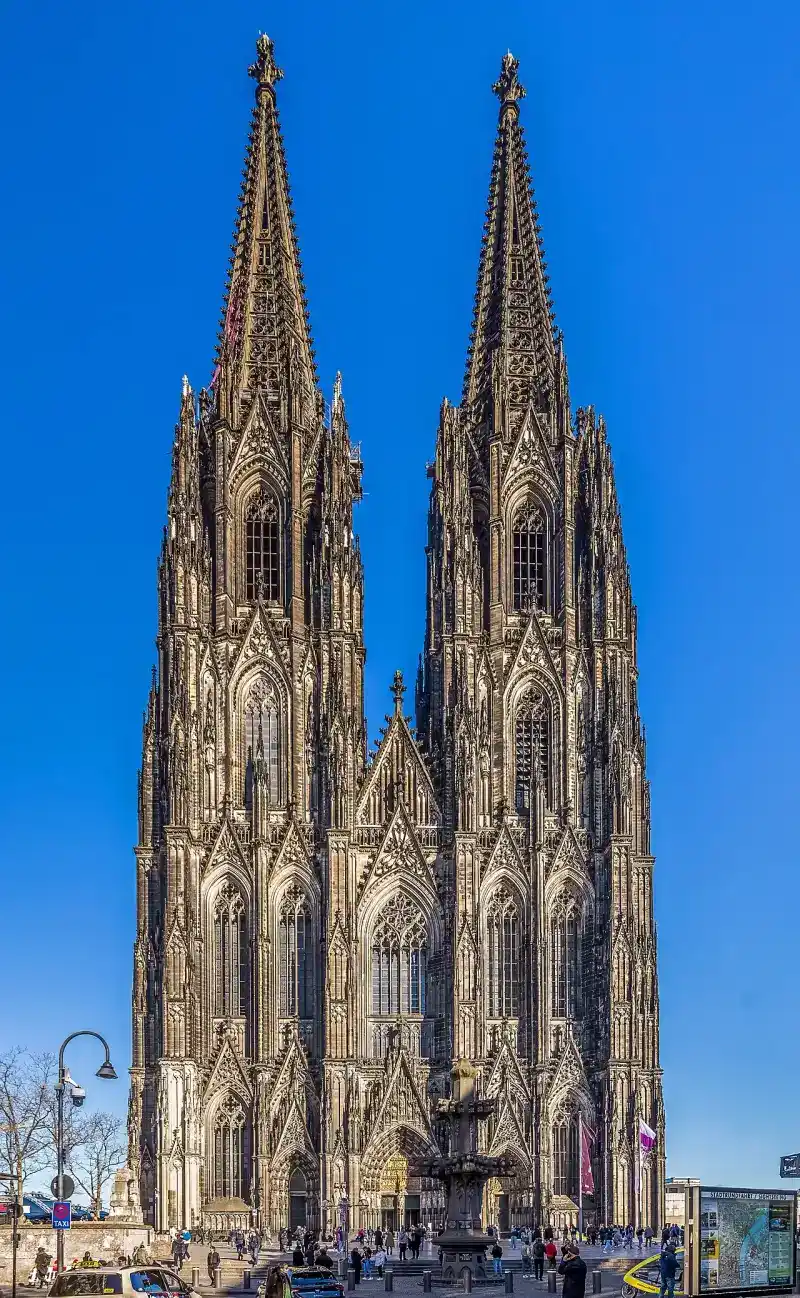 La Cathédrale de Cologne : Un Géant sur le Rhin