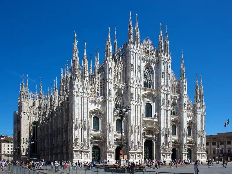Le Dôme de Milan (Il Duomo) : L'Élégance de Marbre Blanc