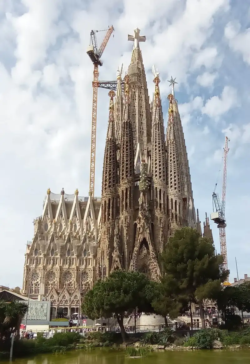 La Sagrada Familia : Le Gothique Réinventé par Gaudí