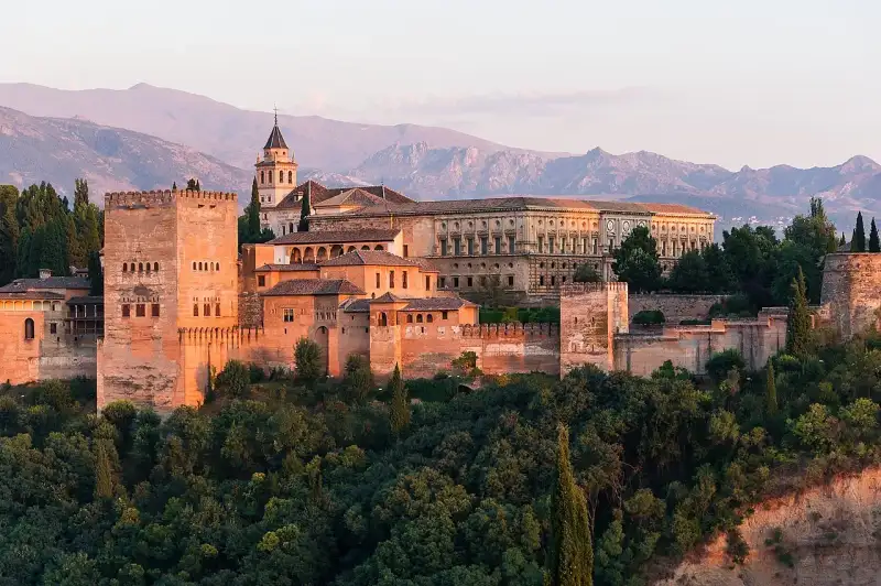 La Alhambra: El Sueño Nazarí de Granada
