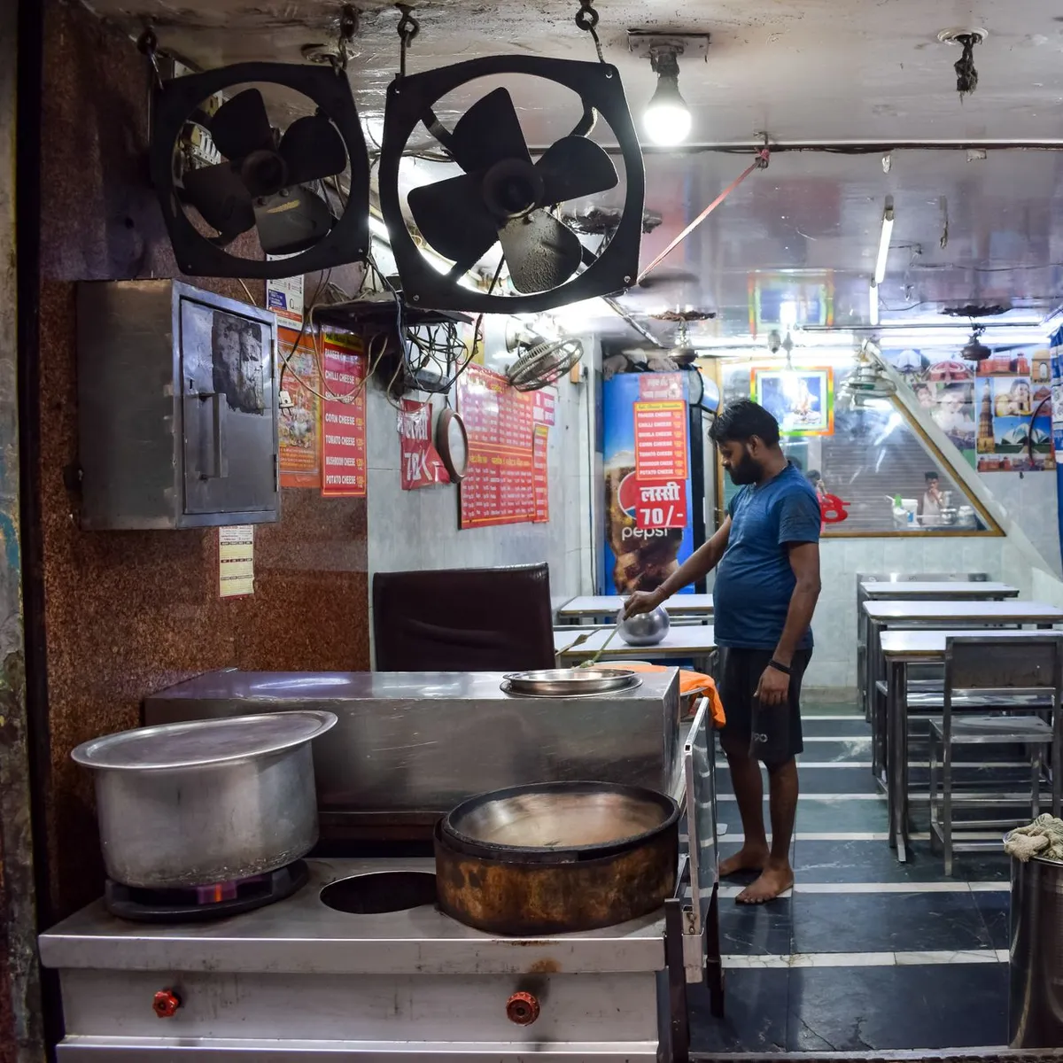 Mumbai’s Sizzling Soul: The Spice, Chaos, and Stories Behind Its Legendary Street Food
