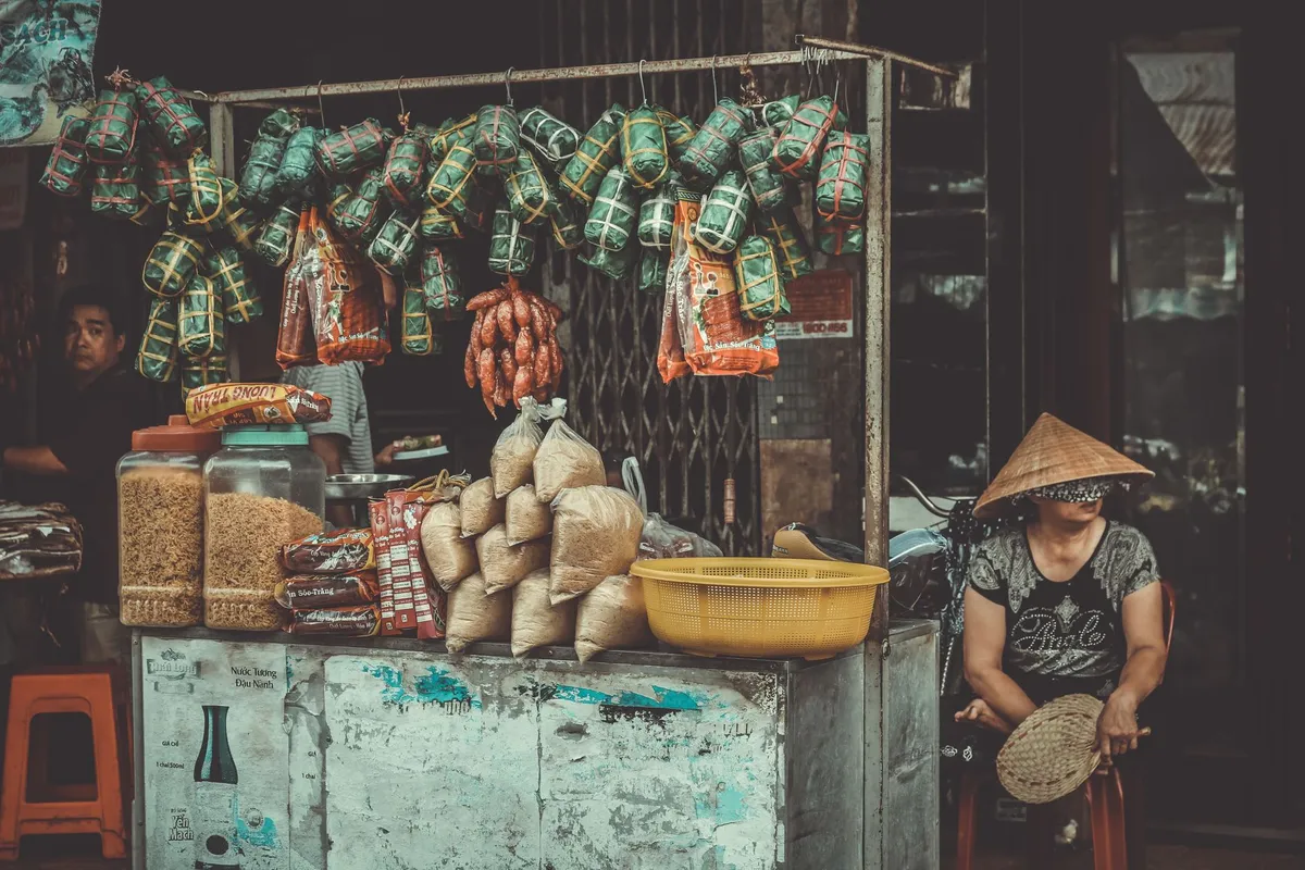 Mumbai street food vendor cooking