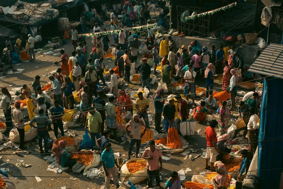 Crowded Mumbai street food market