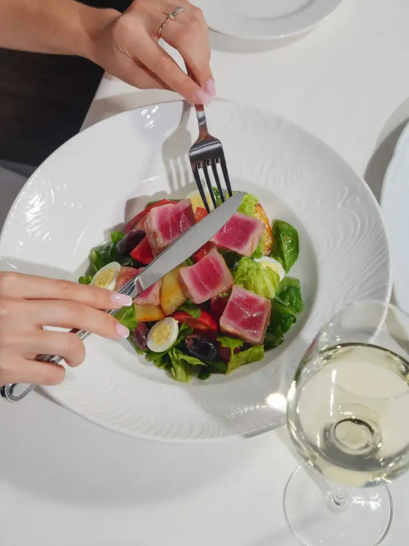 nicoise salad with seared tuna and green beans: a delicious omega-3 rich dish