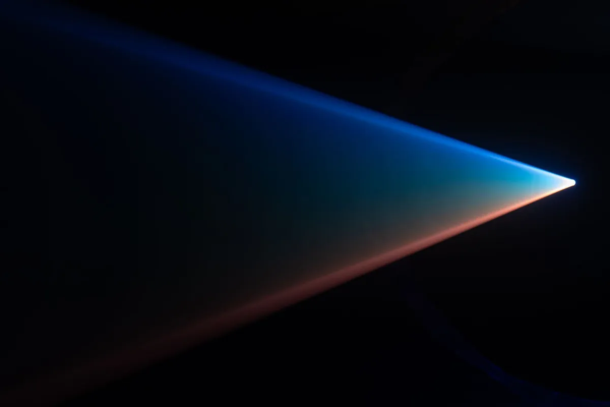 Plasmonic accelerator chip